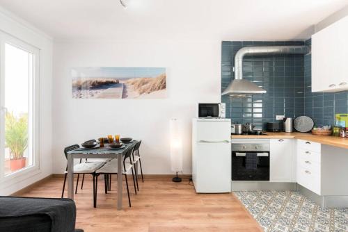 Collblanc y La Torrassa Apartment | Ático soleado con terraza - Cerca del Camp Nou y la Feria de Barcelona