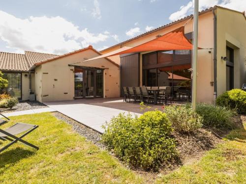 Chateau-Thebaud House | Élégant Gîte Rural avec Piscine Intérieure Chauffée près de Nantes - FR-1-306-913