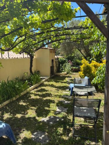 Les Pennes-Mirabeau Apartment | Évasion en Provence Bas de Villa avec Jardin & Vignes, Soleil & Fraîcheur