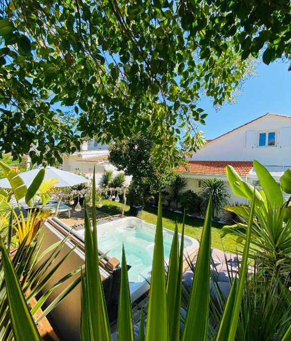 Merignac House | Évasion Tropicale - Villa d'Artiste avec Jacuzzi Privé dans un jardin Exotique