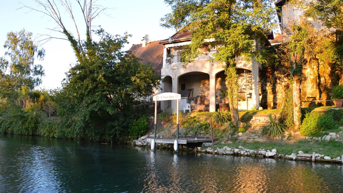 Chanaz House | Ô Pied Dans l'O Maison de Charme au Bord de L'eau. Idéal Entre Amis, en Famille