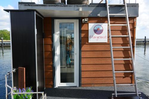 Knieper Nord Boat Rental | ÖKO Budget Hausboot Retreat Morgenrot