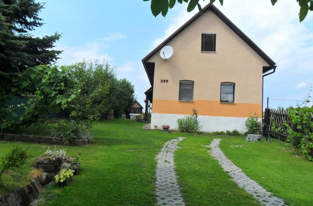 Sklene House | Útulná chalupa za potokom Sklené