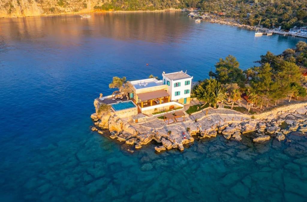 Kumluca Apartment | Üç tarafı denizli çevrili harika villa