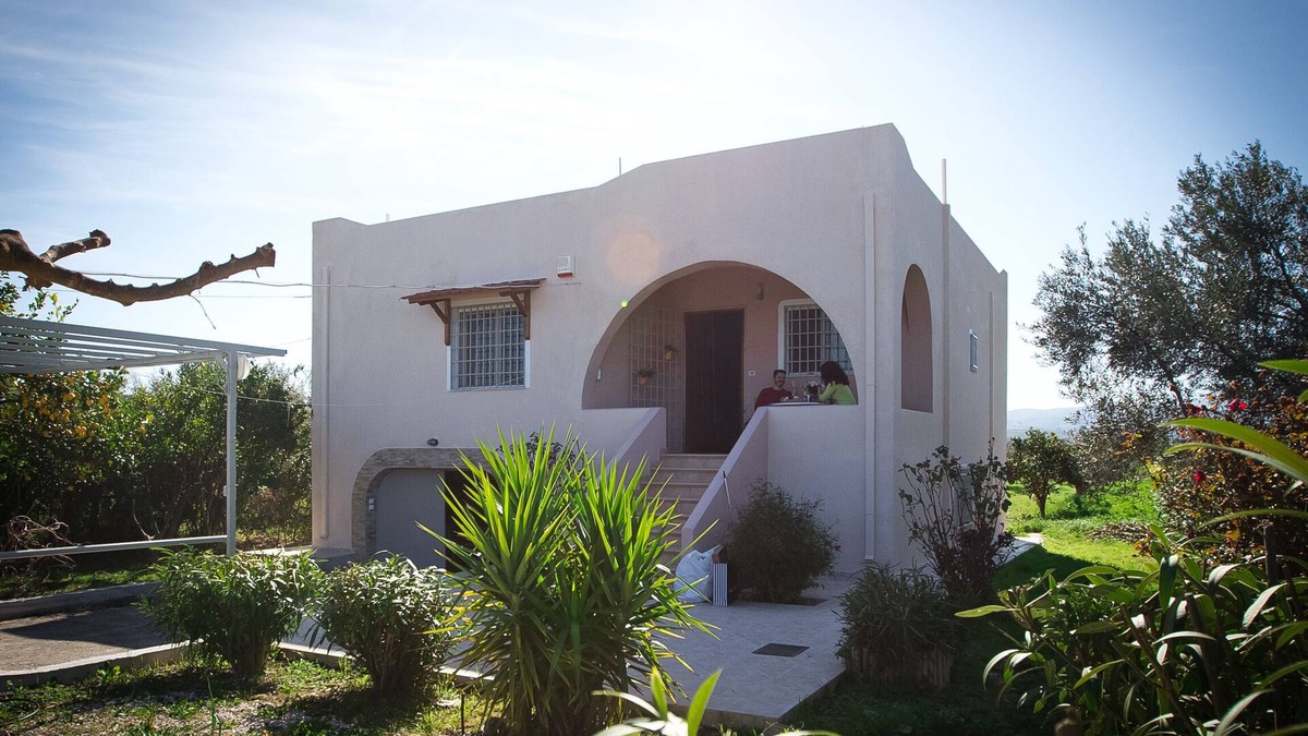 Vrahati House | Εξοχικη κατοικία, ήσυχη τοποθεσία, με θέα στο βουνό κοντά στην παραλία.