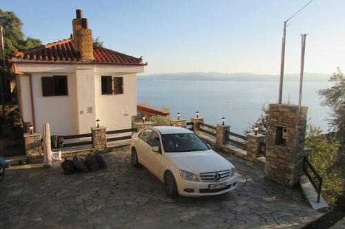 Kali Vrysi House | Το Σπιτι με την Σπηλιά