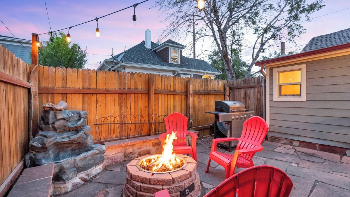 Downtown Colorado Springs Cottage | ᨒ Downtown Oasis ᨒ Steps to Dining, Cafes & Bars ᨒ