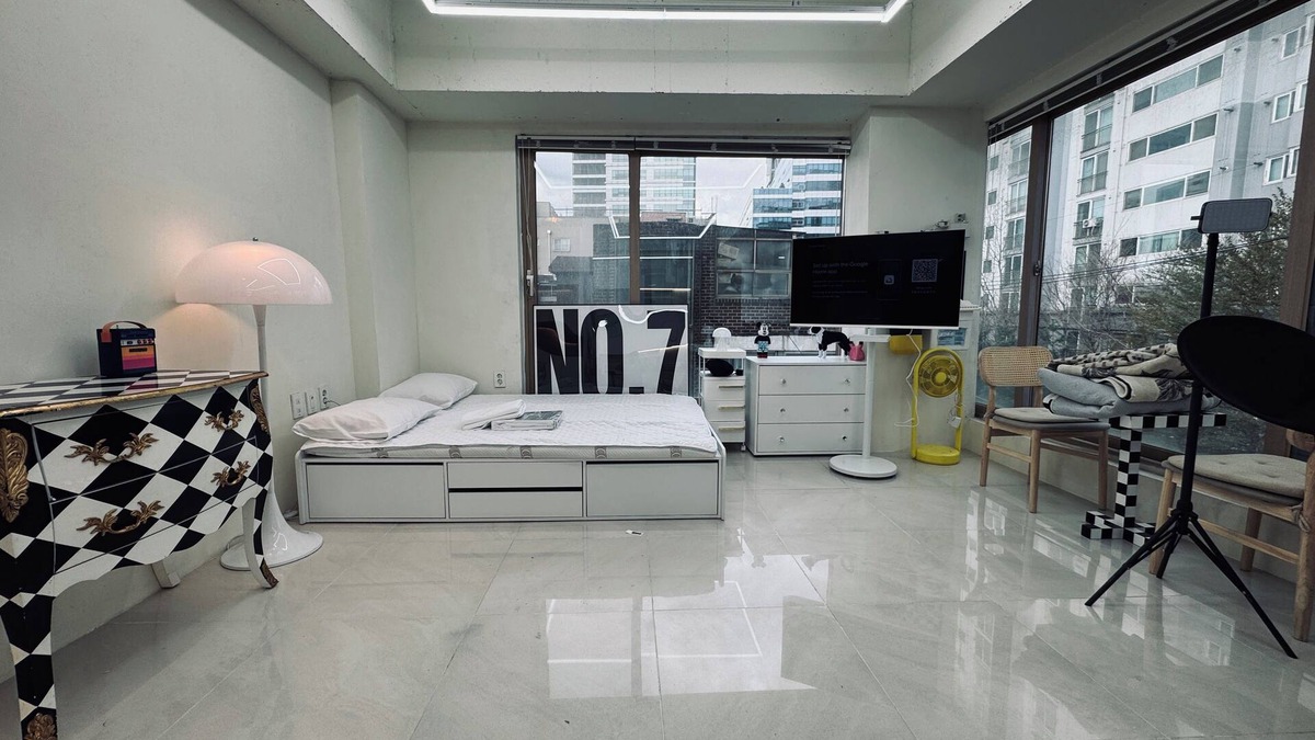 Seongsu Apartment | 사Atelier Seongsu Riverside Loft Cherry Blossom Road Han River airport bus