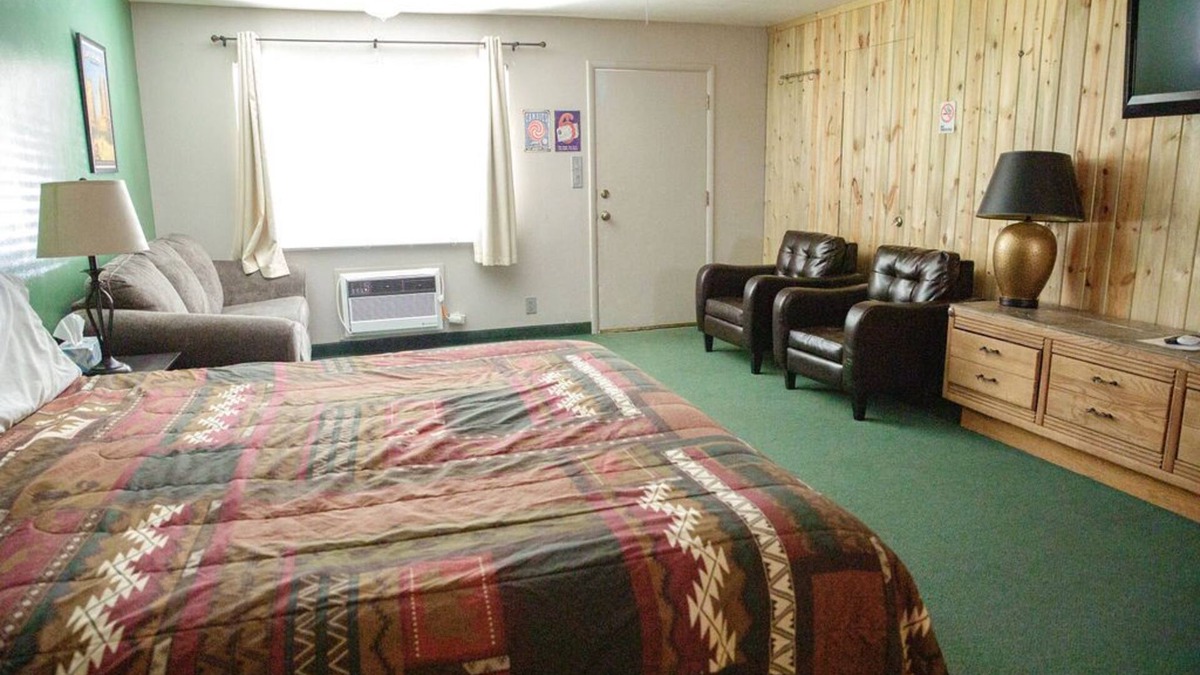 Sevier Apartment | 0132) Candy Suite 132