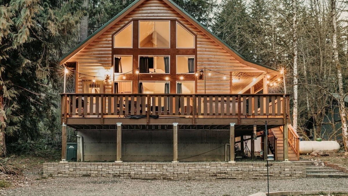 Warnick Cabin | 02GS - Hot Tub - WiFi - D/W - W/D - Sleeps 8 by RedAwning