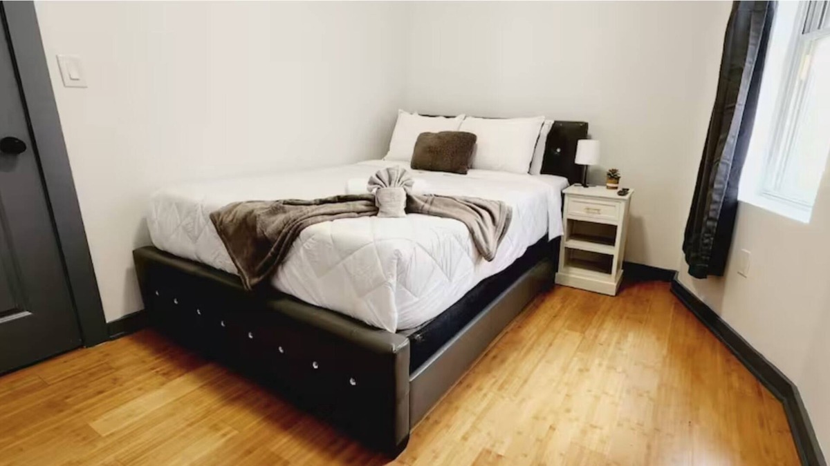 Primos Secane House | #03 Comfy Room With Queen Bed + TV in Angora