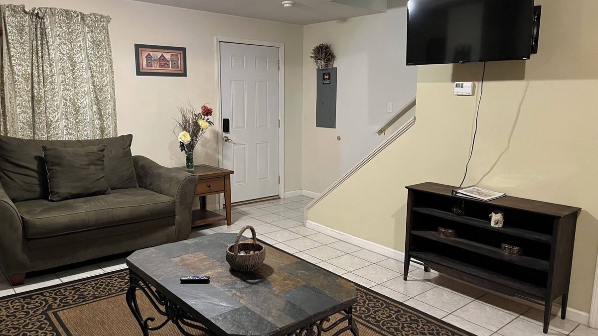 Lorain Apartment | #03 Downtown double couple retreat with king beds.
