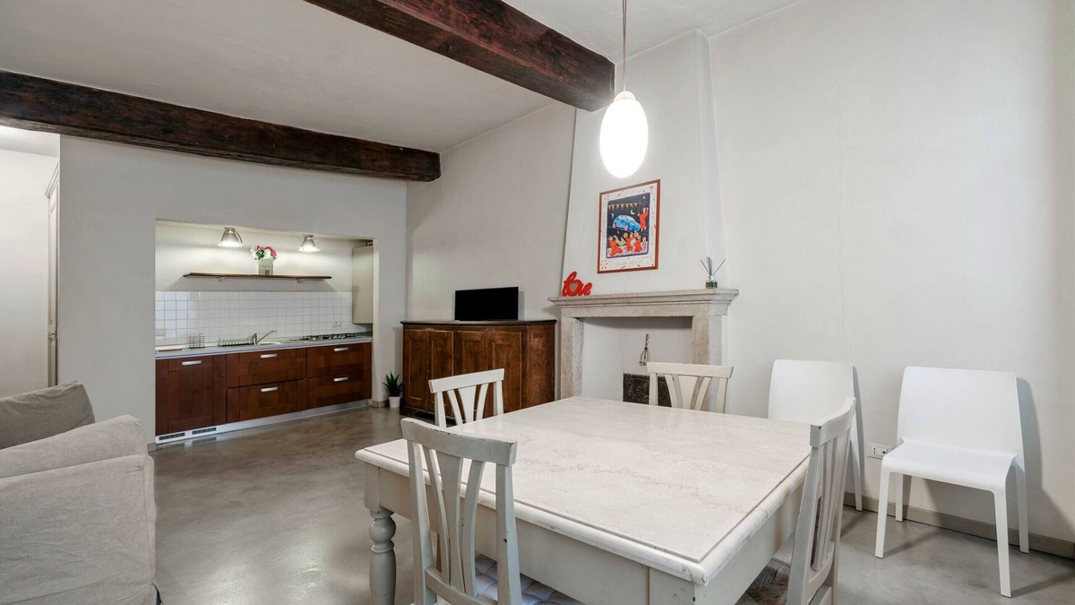 Centro Storico Sud Apartment | 039BS - Loggia Apartment