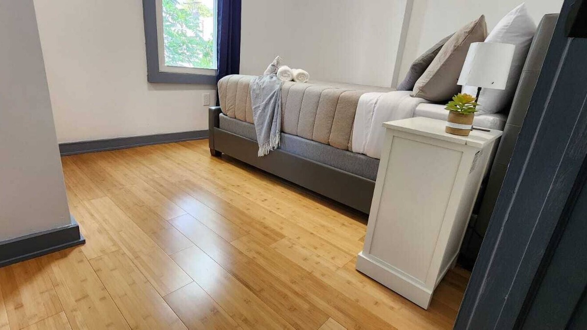 Primos Secane House | #04 Bright Room With Queen Bed+ TV in Angora