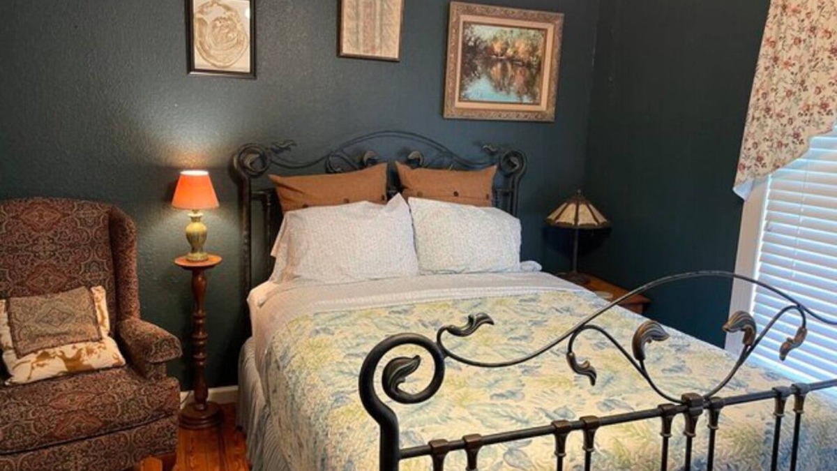 Inglis Apartment | 04) The Ocali Room w/queen bed