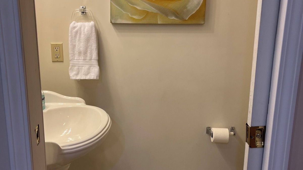 Lorain Apartment | #05 Charming 2-bedroom apartment in Lorain with AC, WiFi