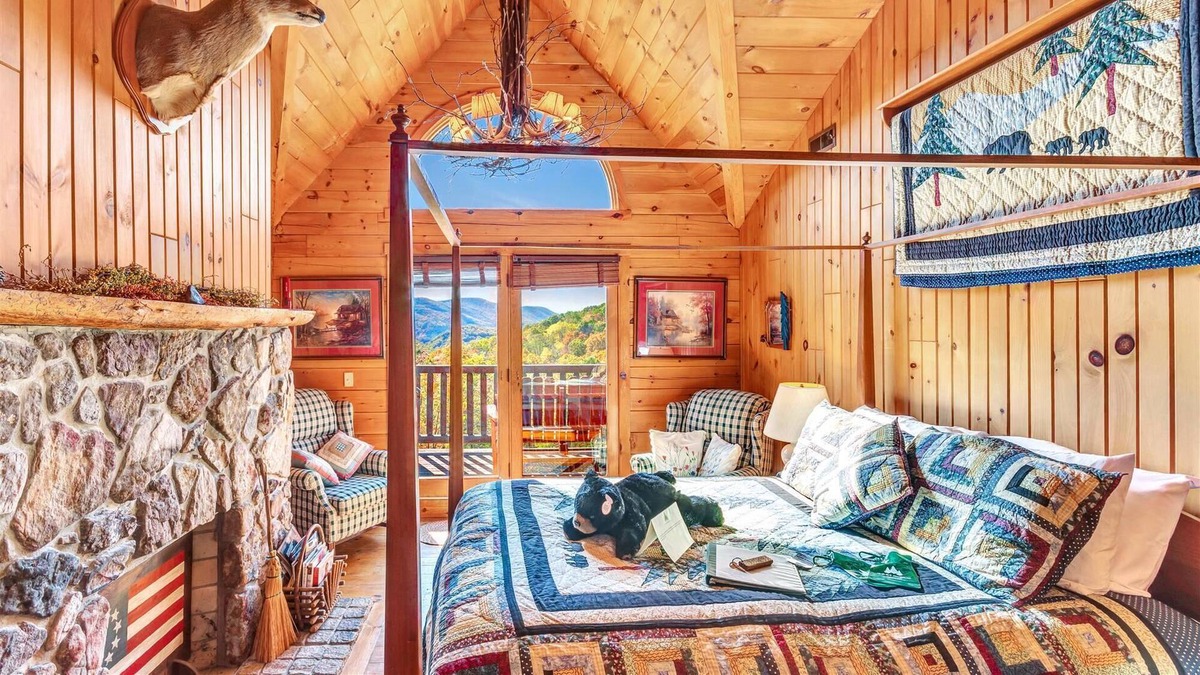Cabins House | 05) Eagles Nest Room
