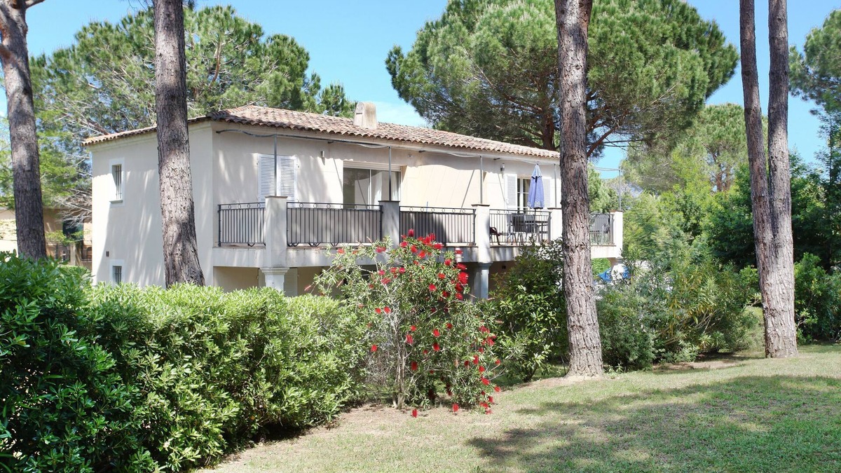 Cote d'Azur- French Riviera Apartment | 06 - Air-conditioned, sleeps 5, Wi-Fi, swimming pool, parking, garden, beach 200 metres away