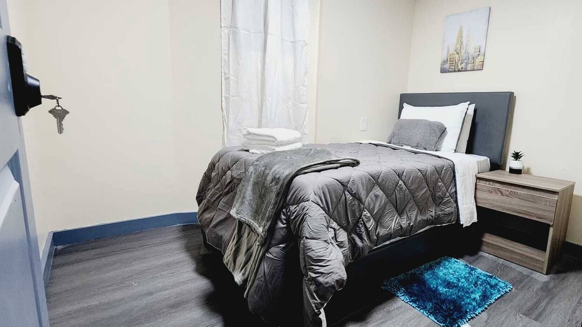 Primos Secane House | #06 Basement Room With Twin Bed + TV in Angora