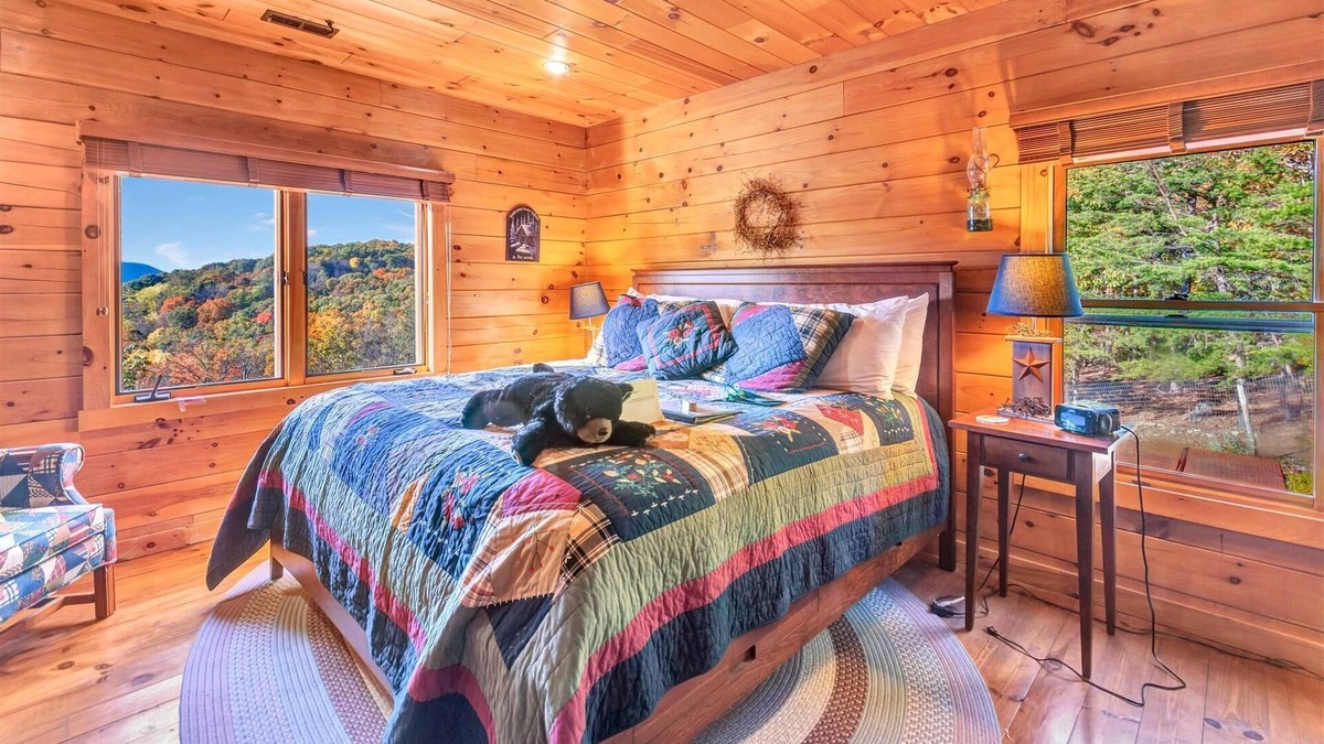 Cabins House | 06) The Smoke Hole Room
