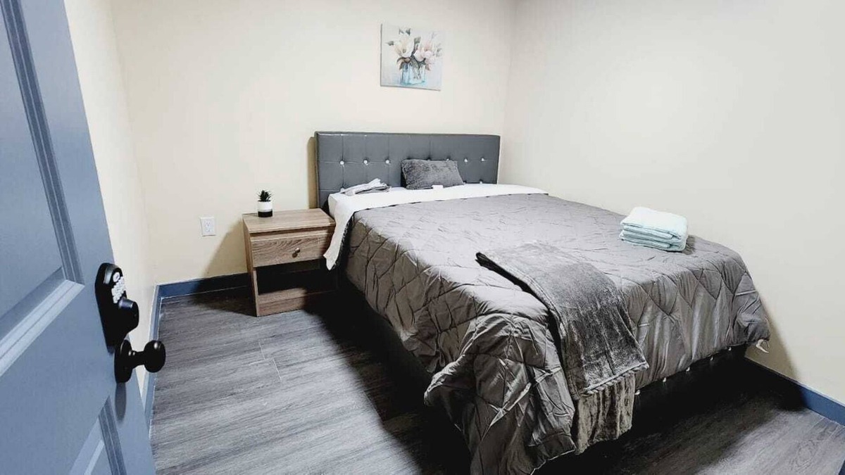 Primos Secane House | #07 Basement Room With Queen Bed + TV in Angora