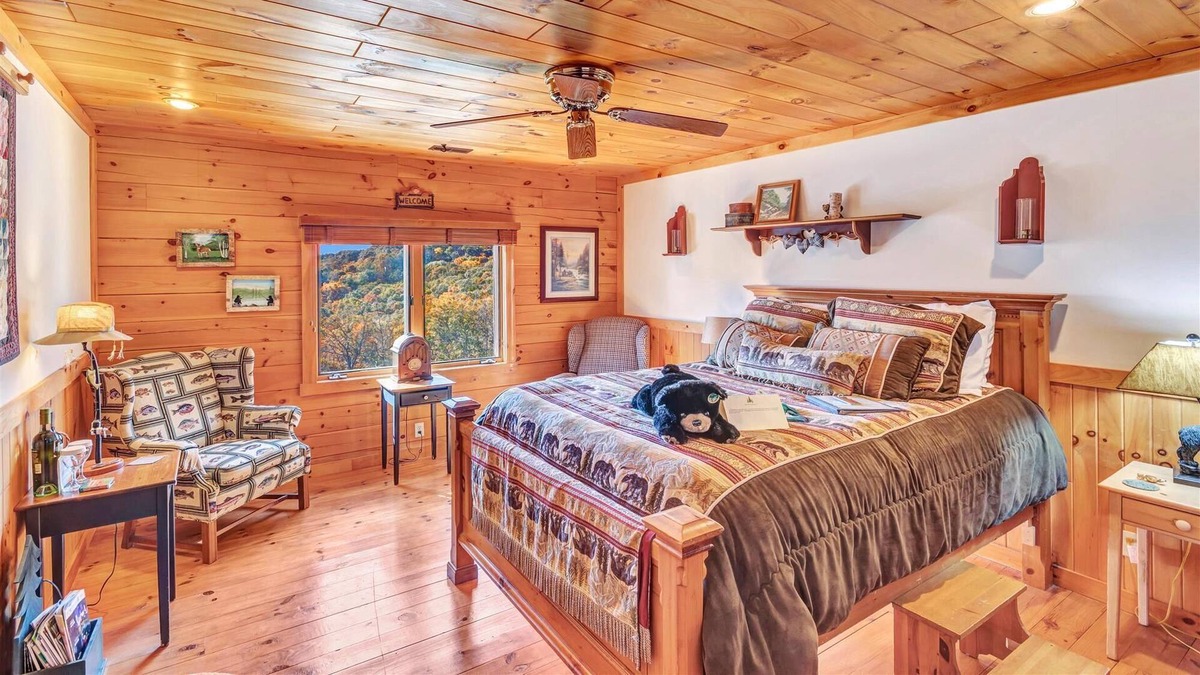 Cabins House | 08) Cave Mountain Room