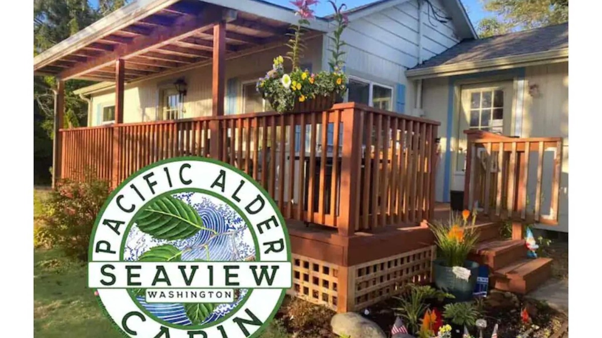 Seaview Cabin | .08 mi walk to the beach, fully equipt home, wifi, quiet neighborhood.