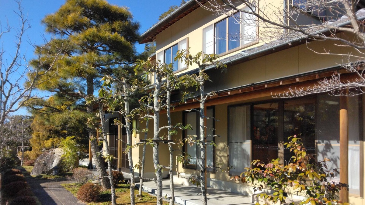 Iida House | 1組限定、9人位、家族グループ向き、南信州の田舎の原風景、BBQも楽しめる和風庭園付数寄屋造りのお部屋