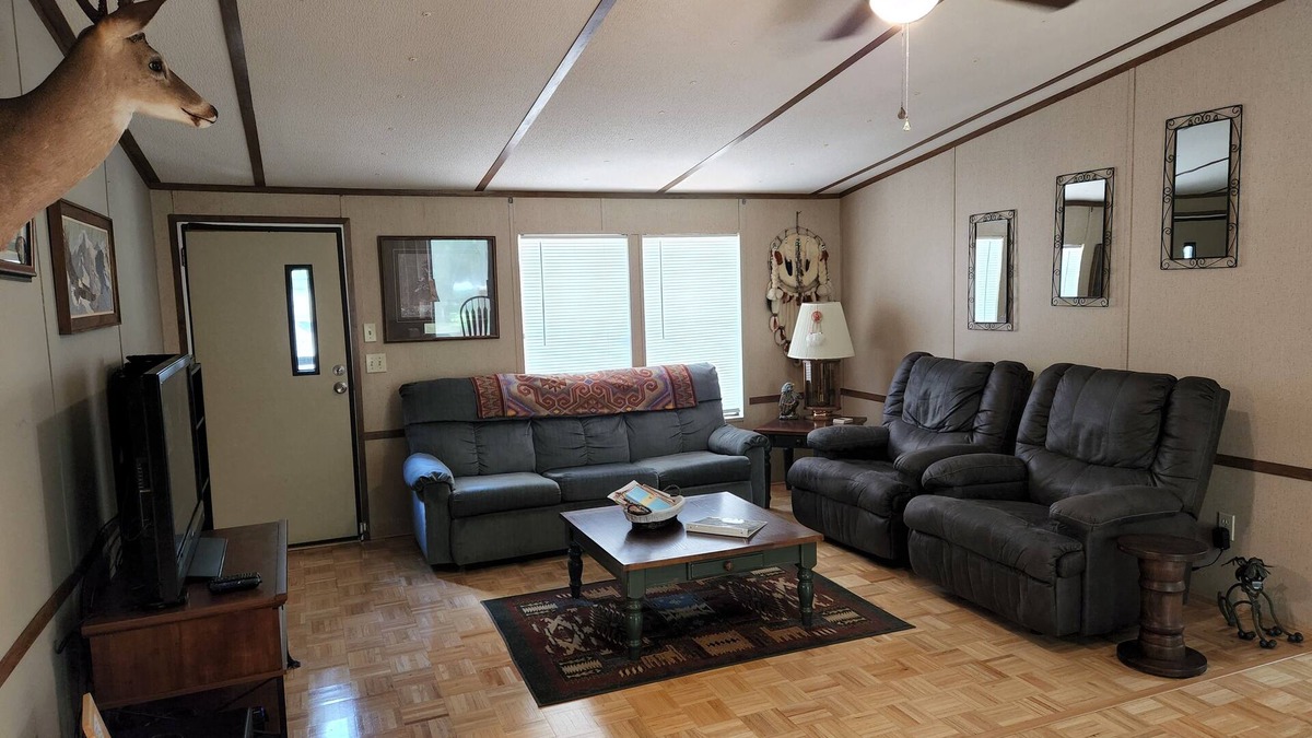 Homosassa House | 1-1/2 acre Park like wooded setting. Clean 3/2 with plenty of parking.