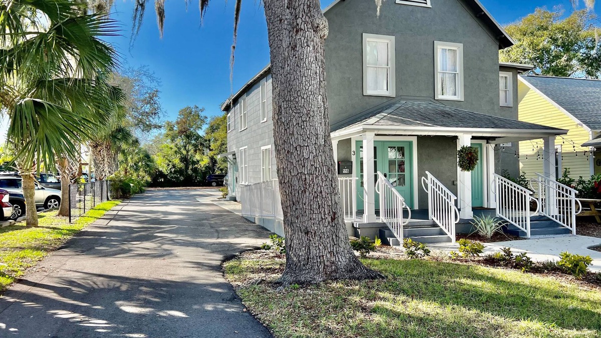 Historic District Apartment | 1/1 2nd floor apartment in the heart of downtown, historic New Smyrna Beach.