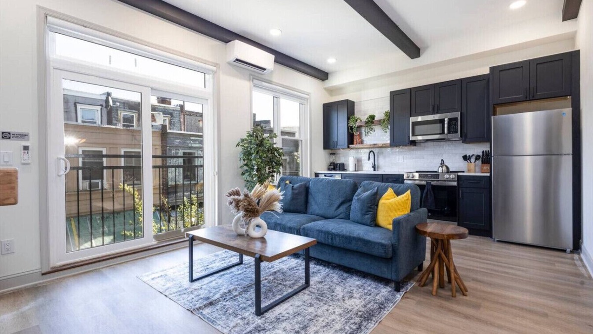 North Philadelphia West Apartment | 1/1 Across from Fairmount Park | 10 mins to DT (E)