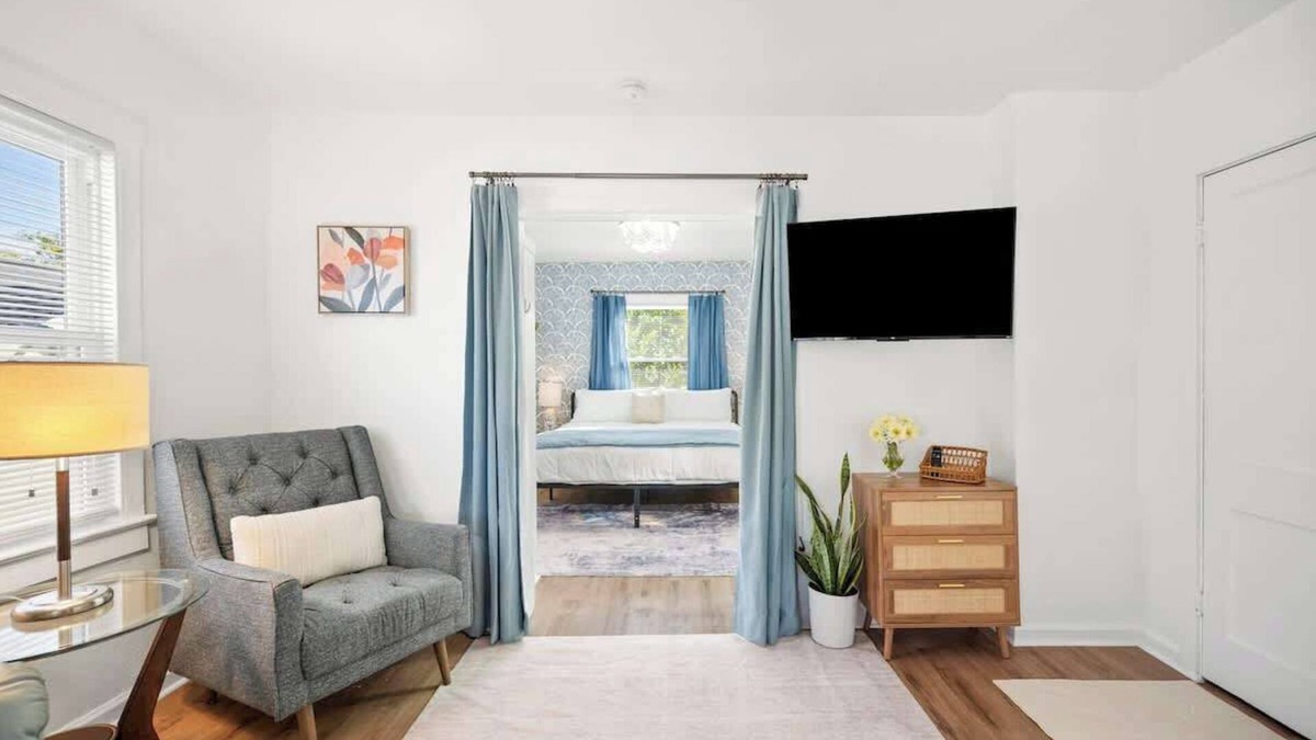 Lakeland House | 1/1 Affordable Downtown Pet Friendly Home