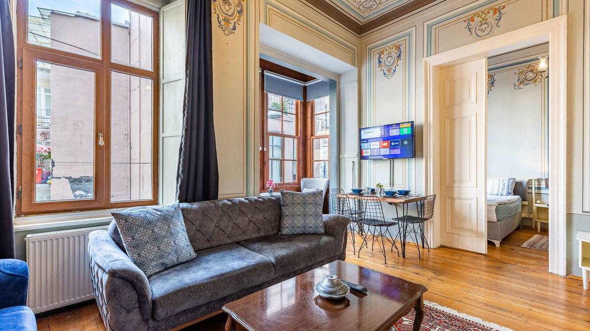 Galata Apartment | 1+1 High Ceilinged Flat with bay window, Galata Tower, Metro