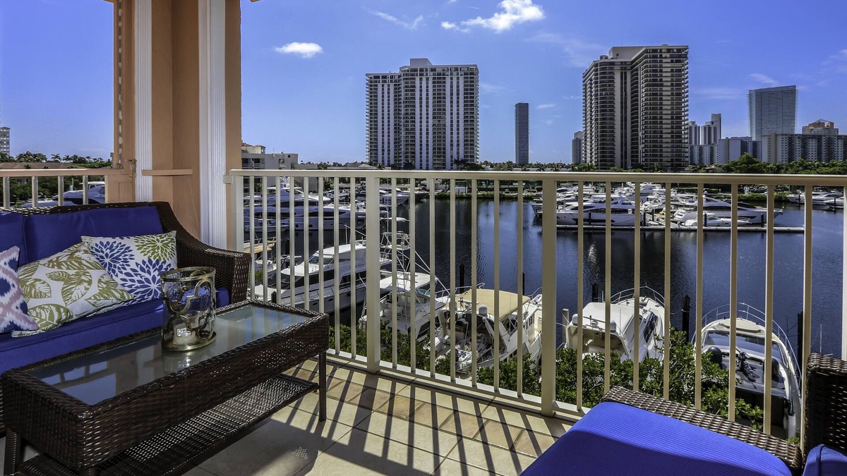 Aventura Condo | 1/1 Intercostal view @ The Yacht Club At Aventura