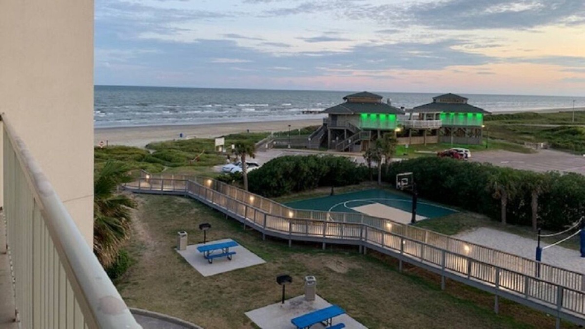 Galveston Resort | 1/1 Resort On Beach, Private Balcony wi/Pool/Gulf View, Fully Equipped Kitchen