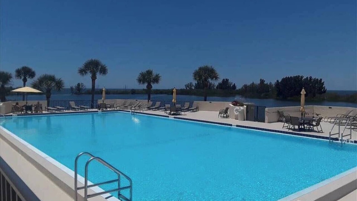 Hudson Condo | 1/1, waterfront, Hudson, private beach! #410