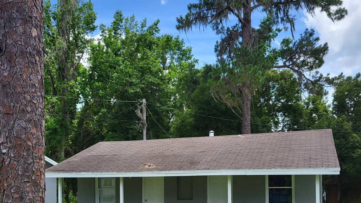 White Springs Cottage | 1/1 Wifi, King Size Bed, Kitchen & essentials. Well appointed cottage for R&R.