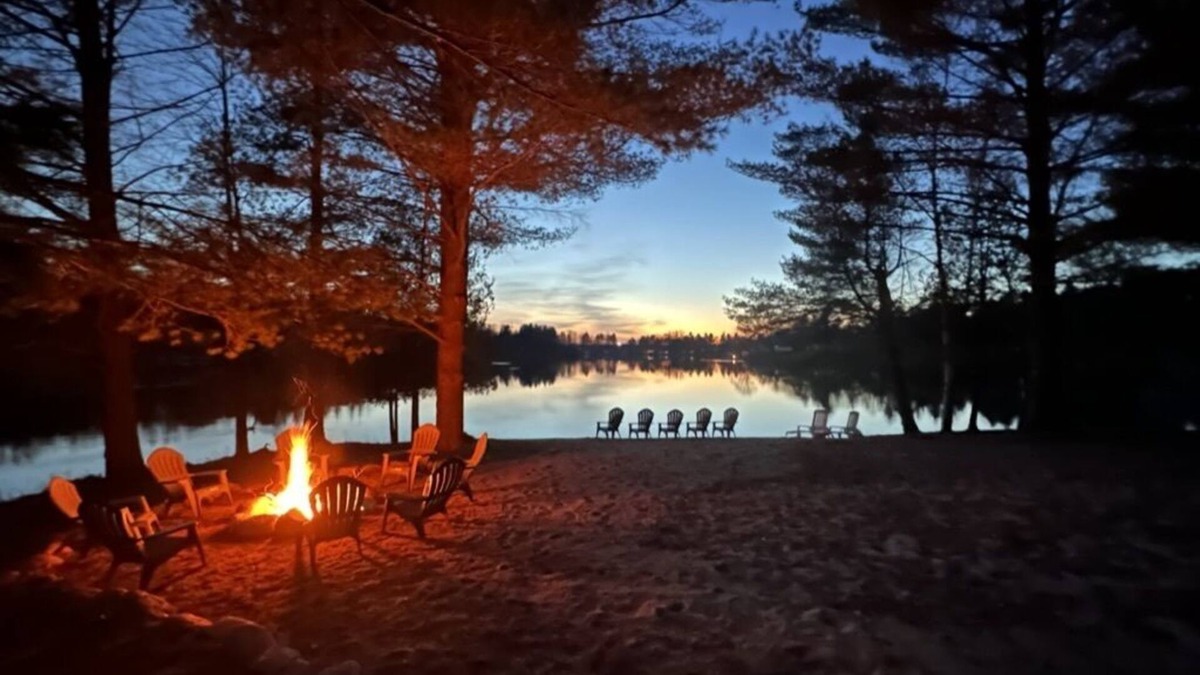 Evart House | 1/2 acre, 450 feet of lake frontage and a sandy beach with sunsets!