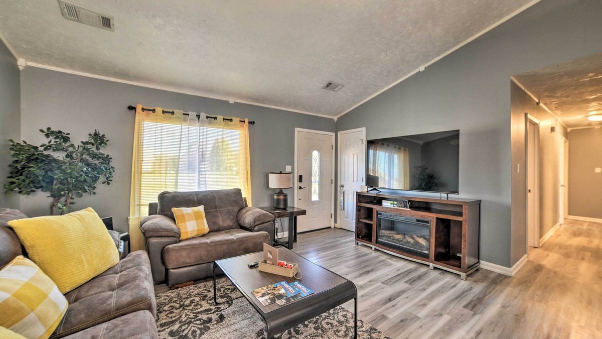 Clarksville House | 1/2 Mi to Fort Campbell: 'State Line Retreat'