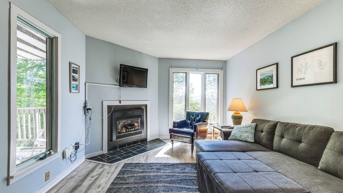 Warren Condo | < 1/2 Mi to Sugarbush Resort: Condo w/ Deck!