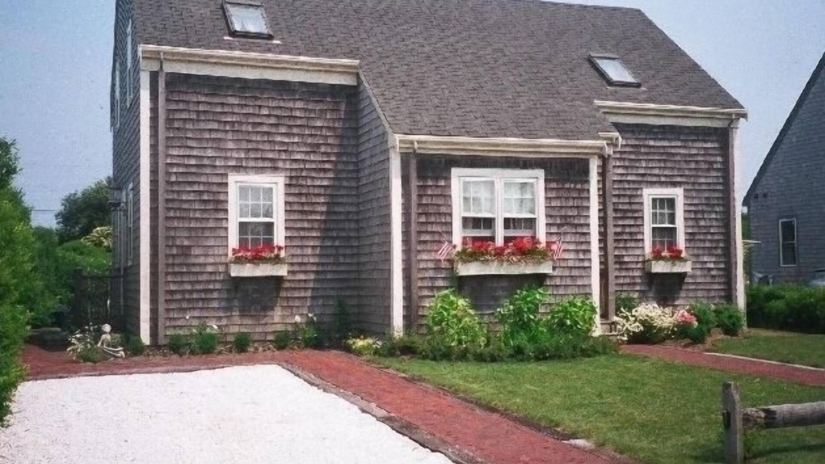 Siasconset House | 1/2 mile walk to beach, Sconset market, and great restaurants! Outdoor shower!