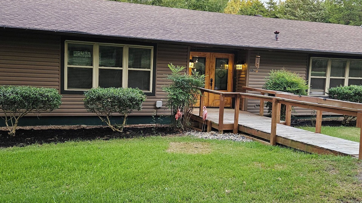Wills Point House | 1.3 acre walking dist to Lake T St Park, wifi, arcade games, fishing gear