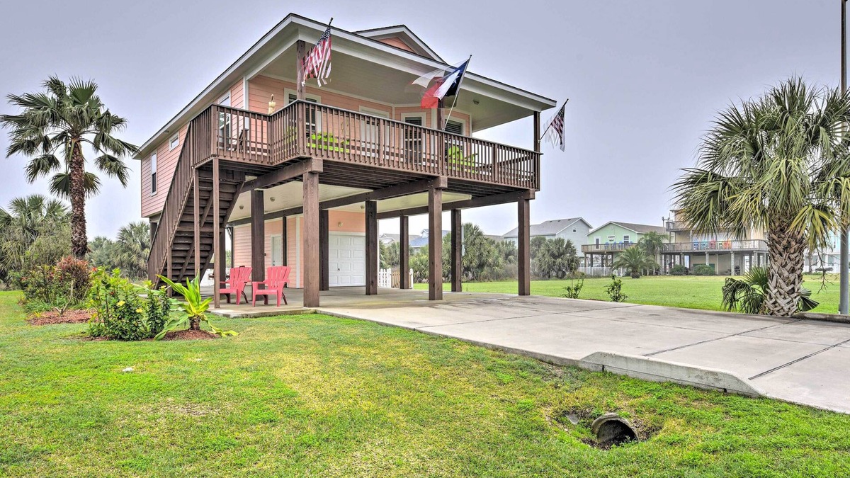 Isla Del Sol House | 1/4 Mi to Beach: Canal-View Home in Galveston!
