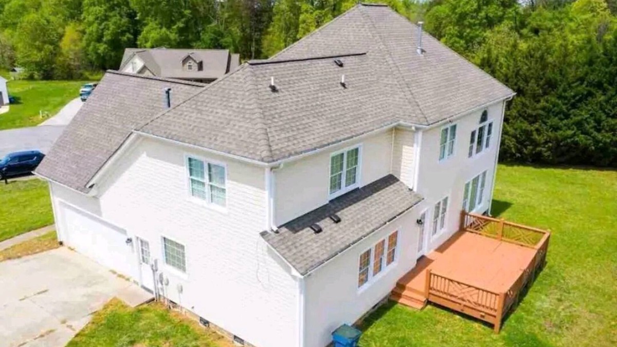 McLeansville House | 1.5 acre Quiet residential property 5 bedroom home