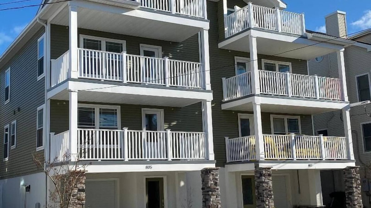 North End House | 1.5 Blocks to Beach! Upscale 4BR/2BA Side-by-Side w/ELEVATOR-North Boardwalk