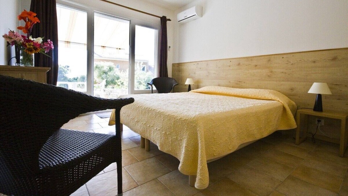 Saint-Florent Hotel | 1.5 km from St-Florent Independent room with access to the sea