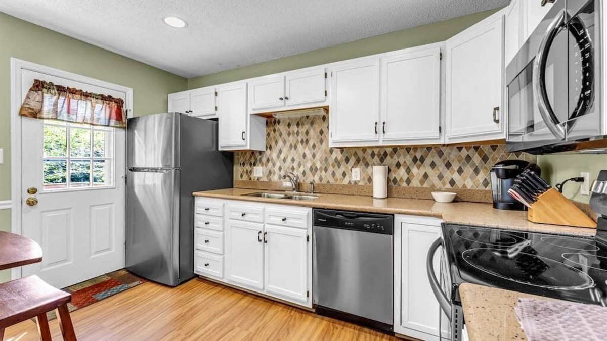 Kernersville House | 1.5 Miles to dwntwn, Beautiful 3bd, Huge 2 car gar