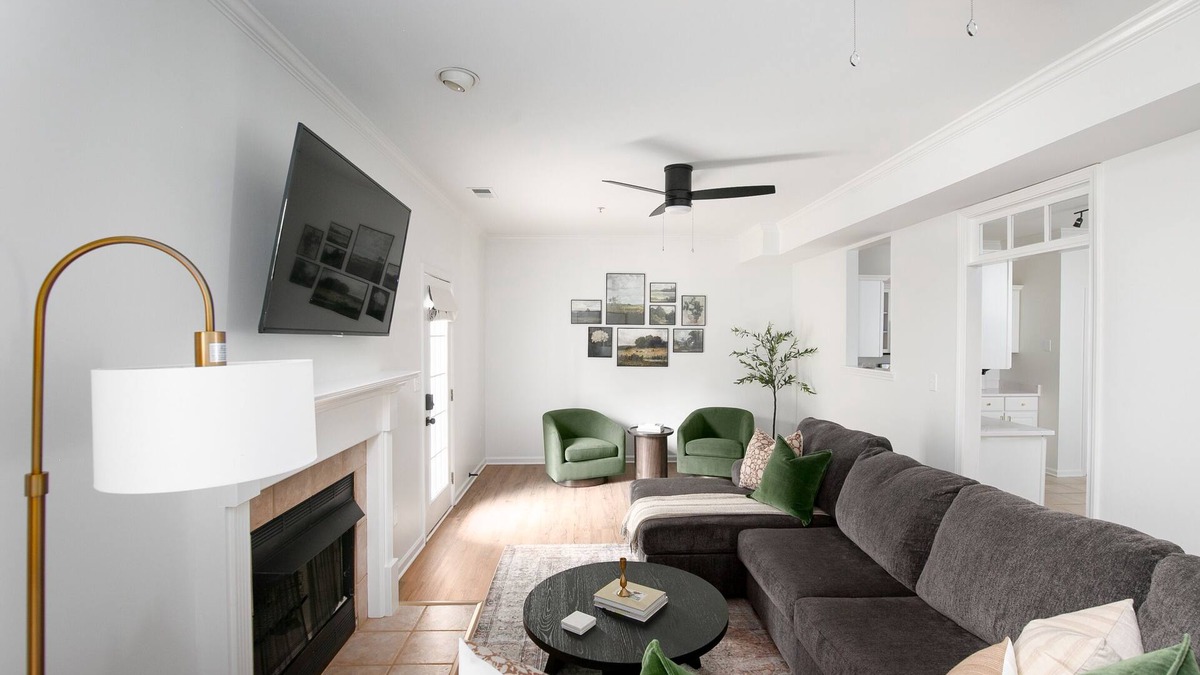 Alabaster House | 1.5 miles to shops & interstate! Family friendly modern townhouse.