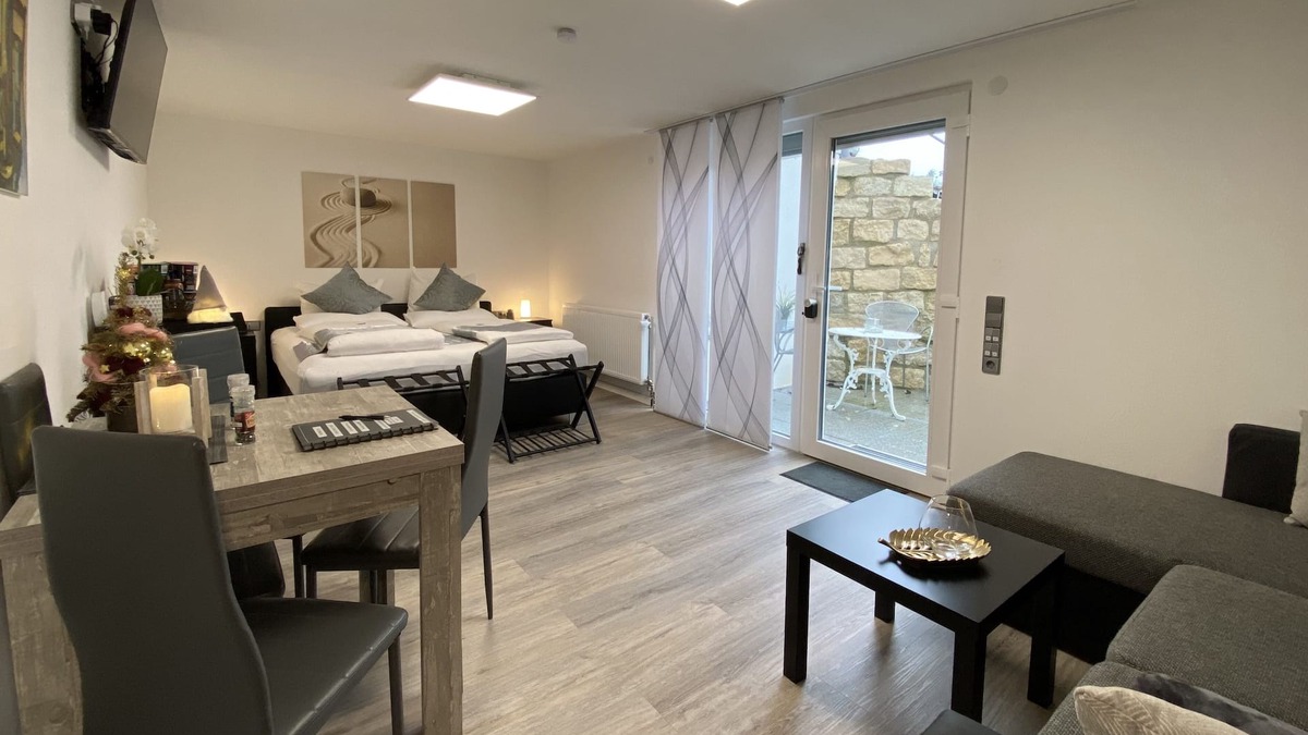 Gaertringen Apartment | 1.5 room app. modern with kitchen + terrace near S-Bahn. 250 Mbit Internet
