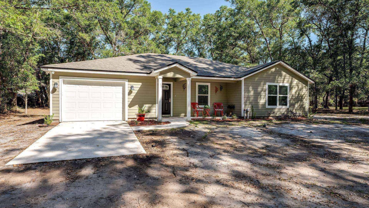 Lakeside House | 1 Acre |Dogs Ok |Firepit |Level 2 EV Charger |Book Moody Woods Next Door for More